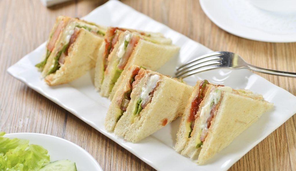 Sándwiches en un plato blanco