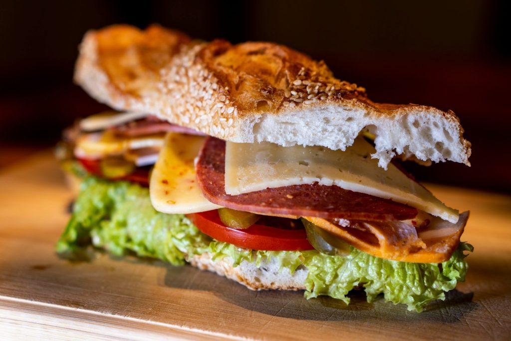 Sándwich con vegetales y carne