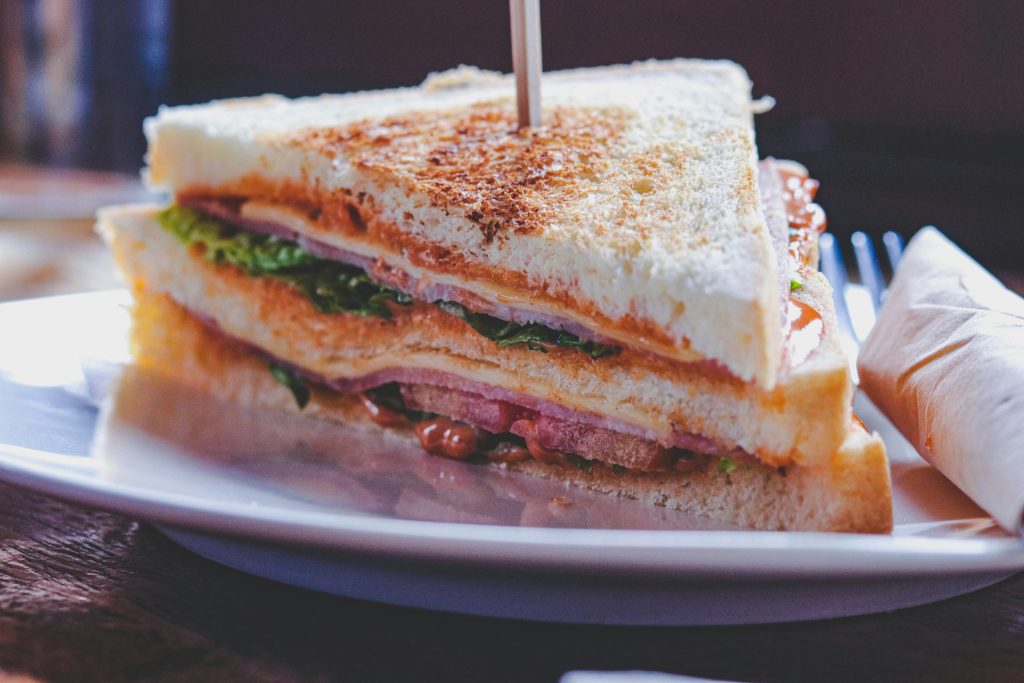 Sándwich en un plato blanco